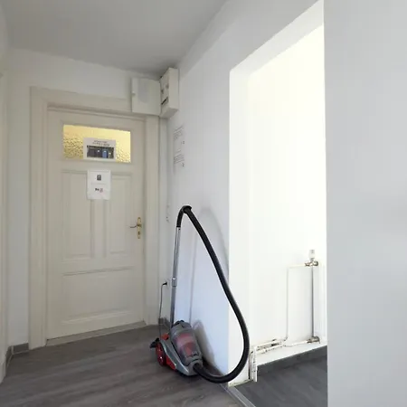 Zentrale Monteurwohnungen In Ideal Fuer Teams & Gruppen Mit Kueche & Wlan Neumuenster